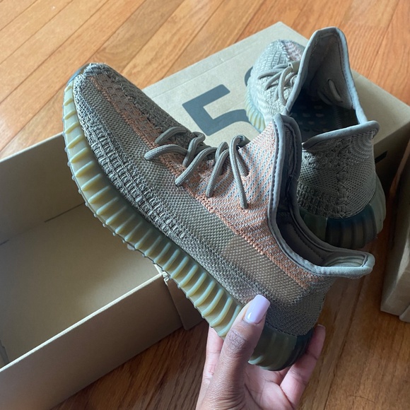 Yeezy 350 v2 sand taupe - Picture 2 of 6
